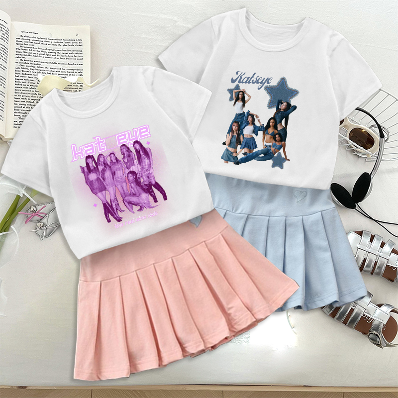 Embroidery Dress - ชุดเสื้อยืดแฟชั่น K-POP K-KATSEYE พร้อมกระโปรงจีบ ชุดเดรสปักลายแฟชั่นสีชมพูฟ้า น่ารัก