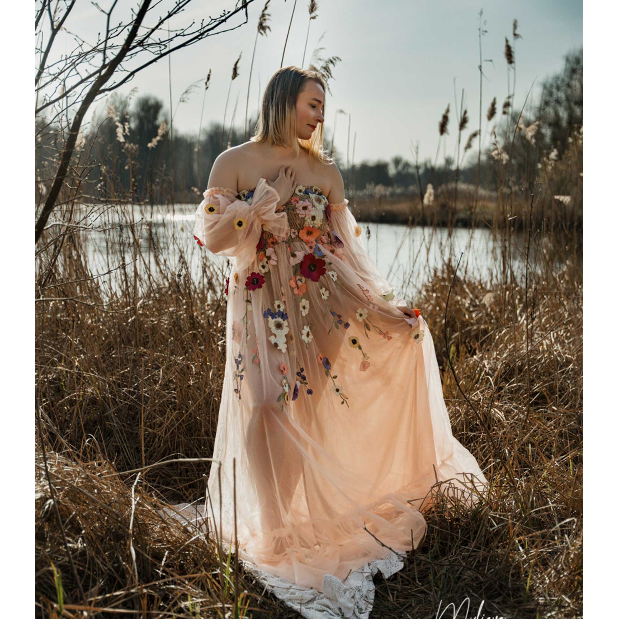 Embroidery Organza - ดอน&จูดี้ ชุดเดรสผ้าออร์แกนซ่าสีสันสดใส แขนพองแบบเปิดไหล่ พร้อมลายปักดอกเดซี่ 3 มิติ