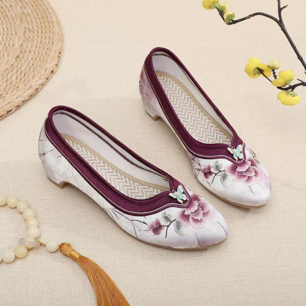 Embroidery Shoes - รองเท้าสตรีส้นเตี้ยปักลายกี่เพ้าสไตล์จีน พื้นนุ่ม หัวกลม สวมง่าย คุณภาพสูง ผ้าไหมสีนู้ด