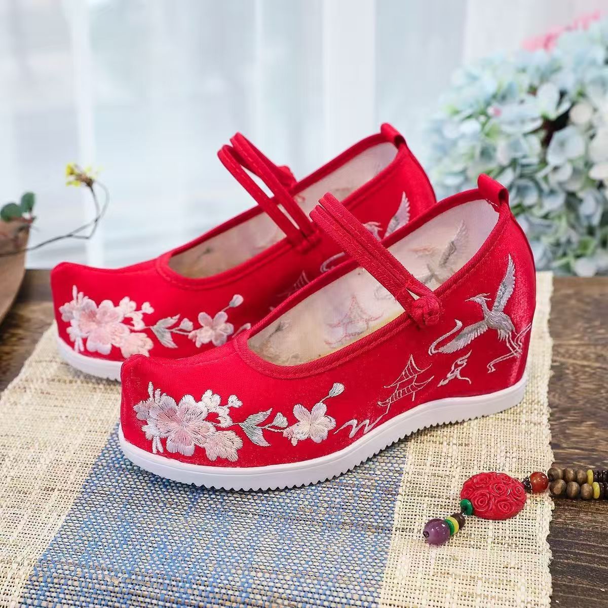 Embroidery Shoes - รองเท้าผู้หญิงแบบมีปักลายด้านใน พื้นหนา กันลื่น หัวรองเท้าทรงโค้ง สไตล์ชาติพันธุ์ รองเท้าฮันฝู
