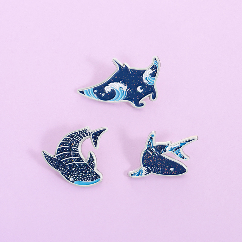 Embroidery Whale - เข็มกลัดเคลือบลายการ์ตูนสัตว์ทะเล ฉลาม วาฬ ดีไซน์สร้างสรรค์ เข็มกลัดแฟชั่นสำหรับผู้หญิง เครื่องประดับเสื้อผ้า