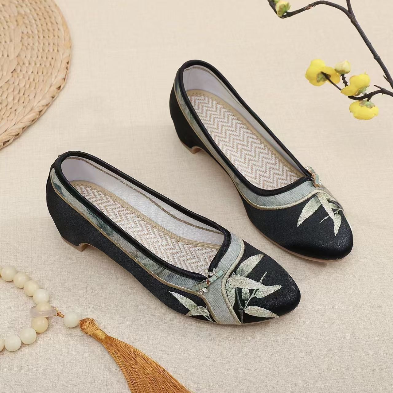 รองเท้าสตรีส้นเตี้ยปักลายกี่เพ - Embroidery Shoes บทวิจารณ์และราคา