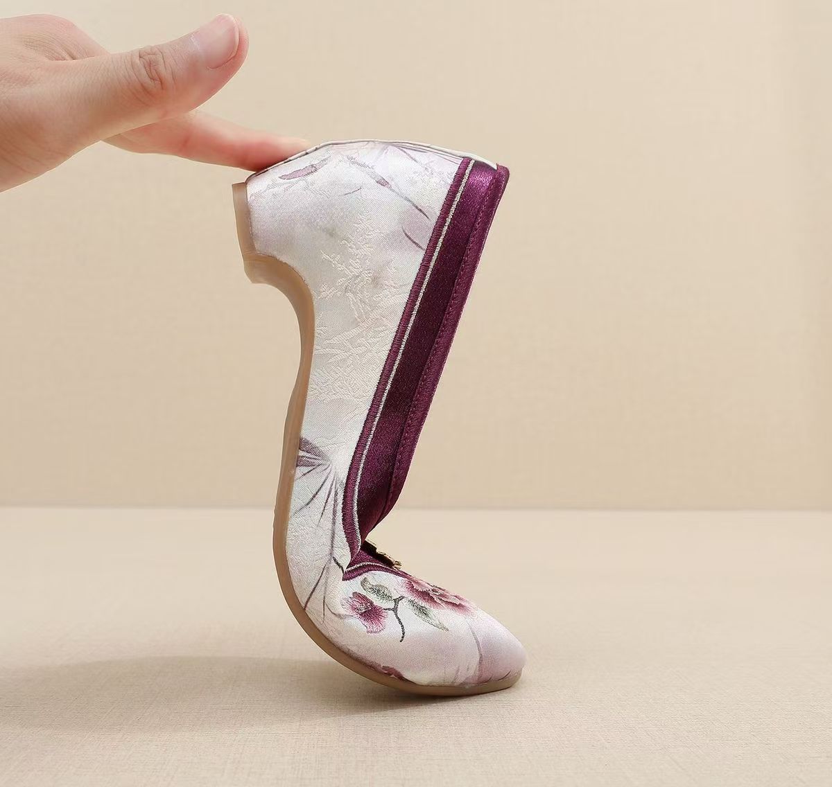 รองเท้าสตรีส้นเตี้ยปักลายกี่เพ - Embroidery Shoes บทวิจารณ์และราคา