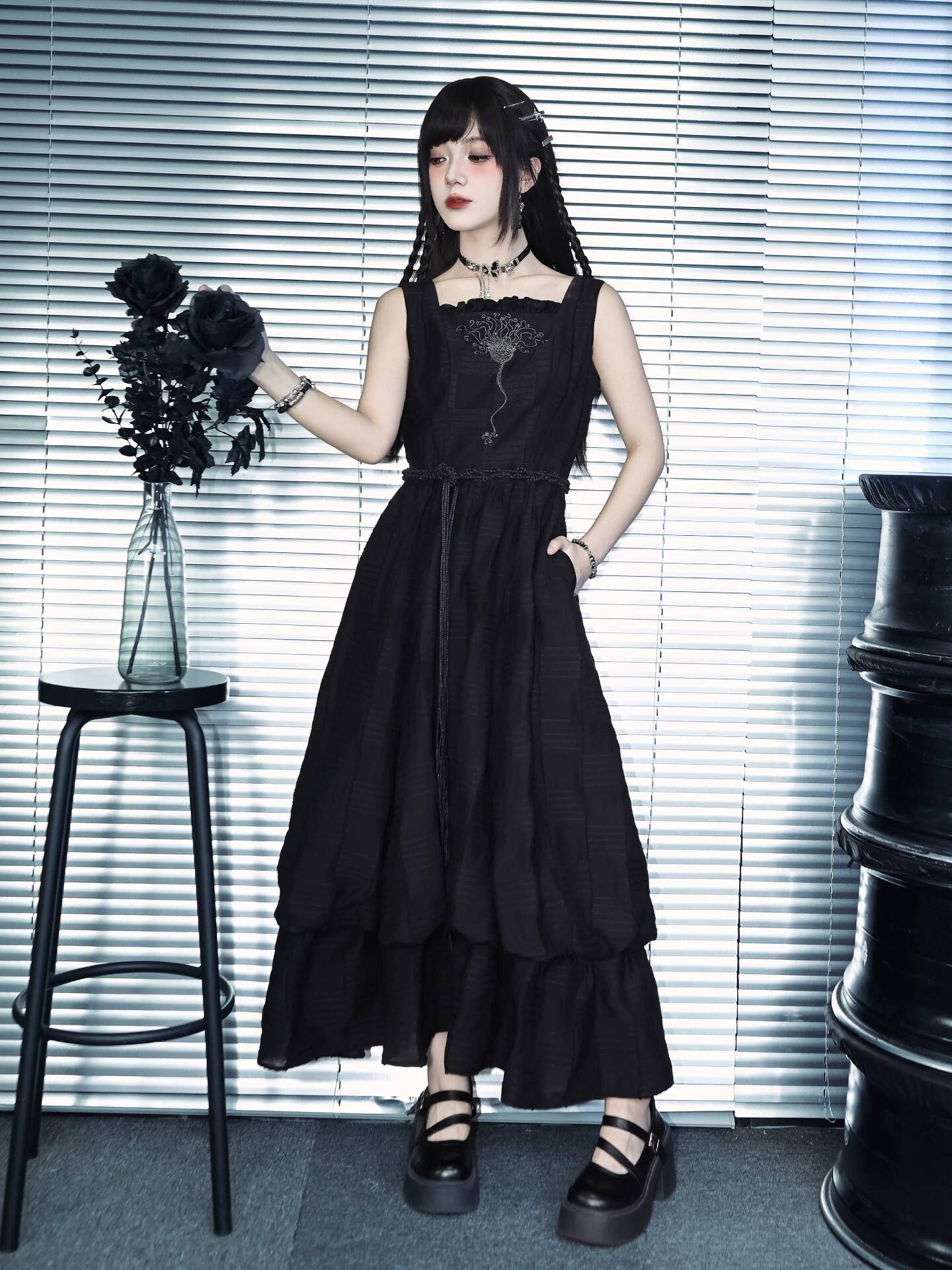 ชุดเดรสปักลายคริโนอยด์สีดำสองช - Embroidery Dress บทวิจารณ์และราคา