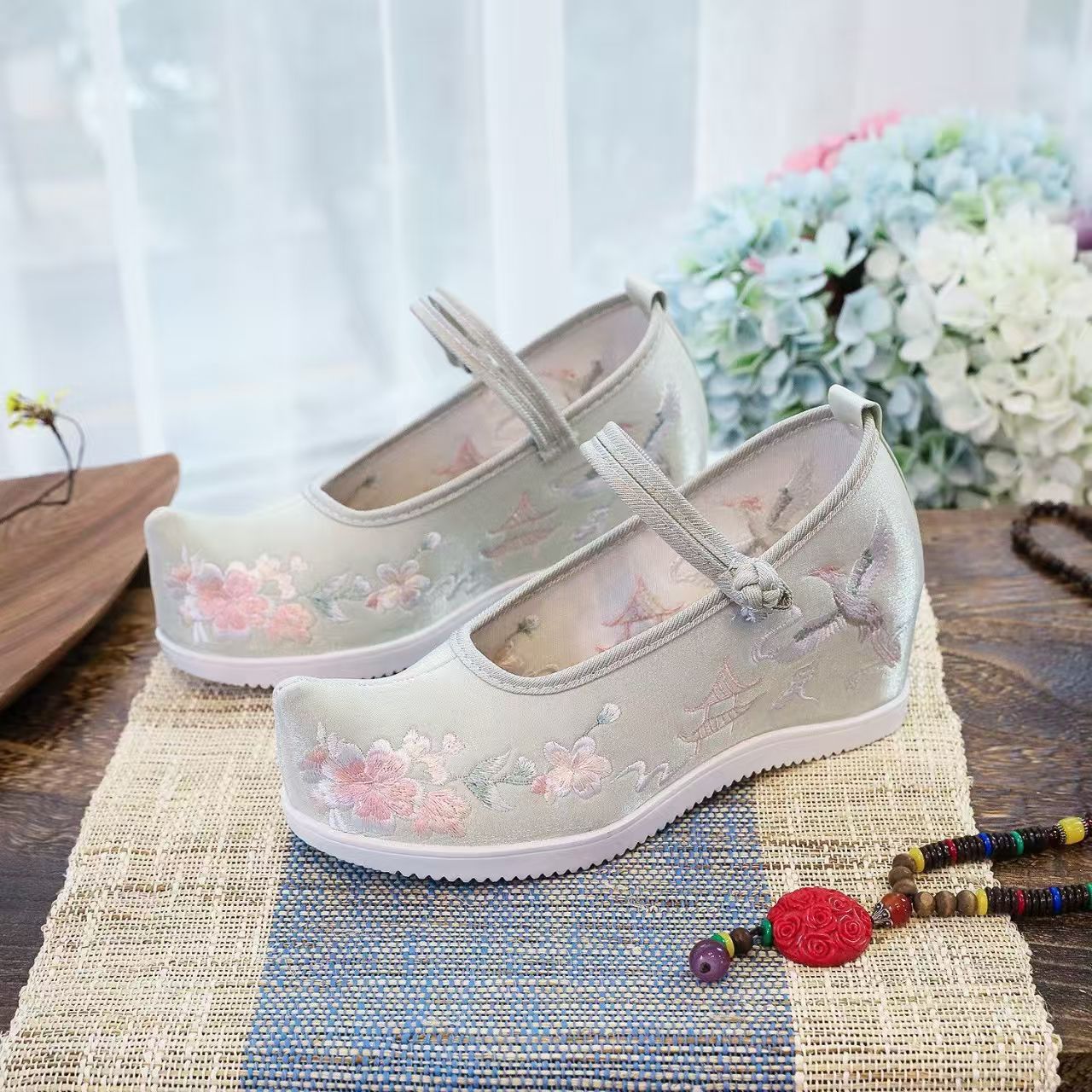 รองเท้าผู้หญิงแบบมีปักลายด้านใ - Embroidery Shoes บทวิจารณ์และราคา