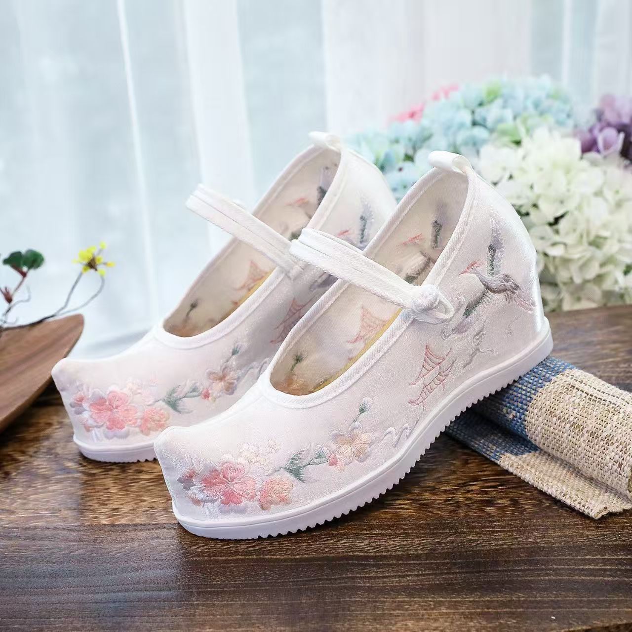 รองเท้าผู้หญิงแบบมีปักลายด้านใ - Embroidery Shoes บทวิจารณ์และราคา