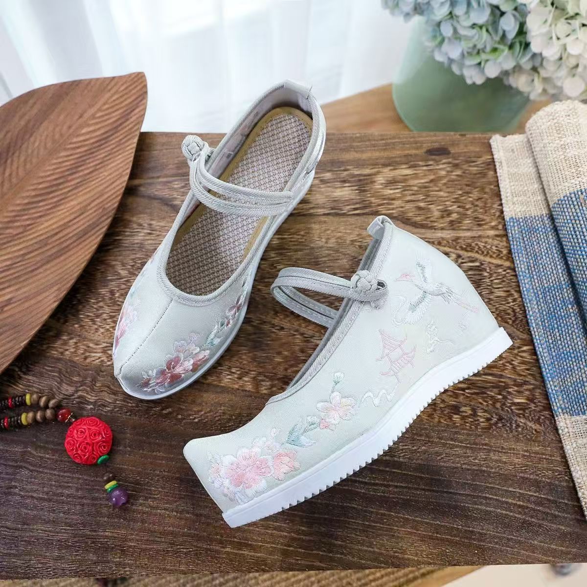 รองเท้าผู้หญิงแบบมีปักลายด้านใ - Embroidery Shoes บทวิจารณ์และราคา